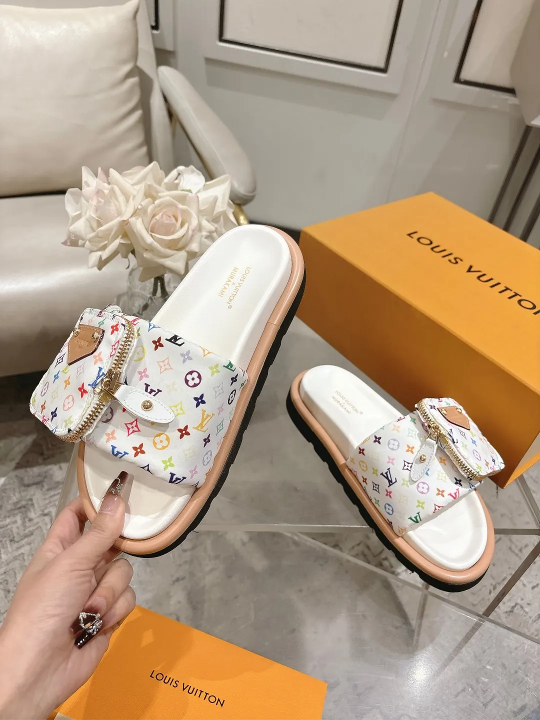 👟👟Ex-factory price 400👟👟 Lvjia brand | ²⁰²5 𝐬𝐬 💛2025 early spring’s latest popular Velcro series...thick-soled slippers for couples, new rare items purchased on behalf of agents💫 🍒This style is the favorite of celebrities🌟big internet celebrities. A simple and elegant sandal. A good style that you can’t take your eyes off at first sight! The thick sole has the effect of increasing the height of the feet. It has the function of elongating the legs immediately. It is exquisite and low-key luxury✔️ No matter it is paired with skirts or trousers, it is super aura🛍 ━━━━━ ЅᏇєєt ━━━━━ ▪️Upper: LV old floral fabric ▪️Outsole: original molded outsole ▪️Shoe size: 35-45